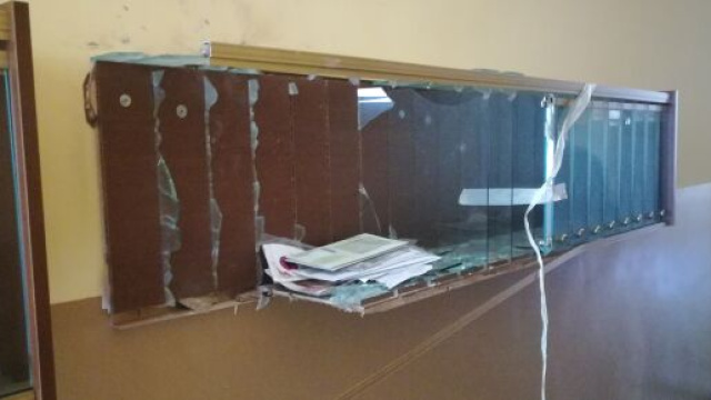 La cassettiera delle lettere del condominio di corso Tortona su cui &egrave; esplosa la bomba. carta