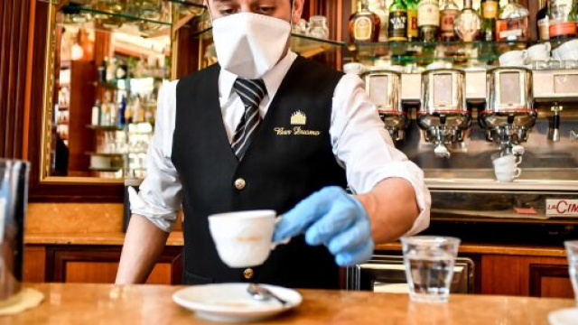 Marsala, cliente decide di pagare un caff&egrave; 50 euro: 'Tenete il resto, &egrave; il minimo che io possa fare'