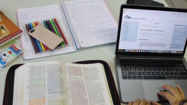 Videolezione delle scuole medie interrotta da video a luci rosse.