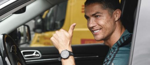 Cristiano Ronaldo lleg&oacute; solo y con buen &aacute;nimo al entrenamiento - yahoo.com