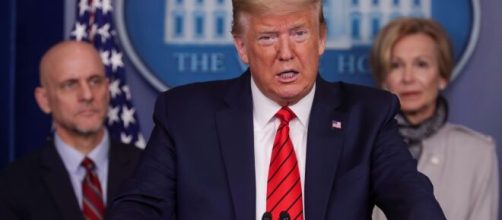 Donald Trump toma hidroxicloroquina como medida preventiva contra el coronavirus.