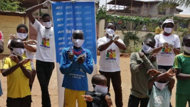 La JCI en action dans un centre de Sant&eacute; de Yaound&eacute; (c) JCI Cameroun