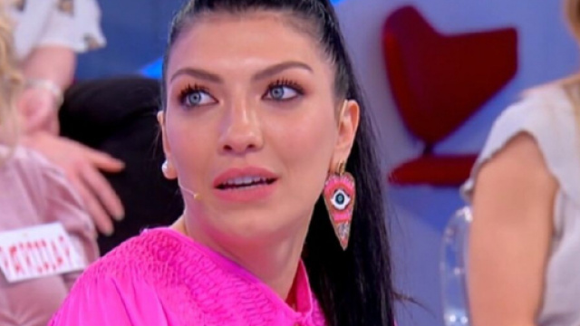 Uomini e Donne, anticipazioni 20 maggio: Giovanna ritrova Alessandro e litiga con Sammy.