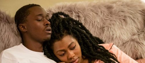 Ashton Sanders e Shakira Ja-nai Paye em cena de 'Dias sem Fim'. (Reprodu&ccedil;&atilde;o/Netflix)