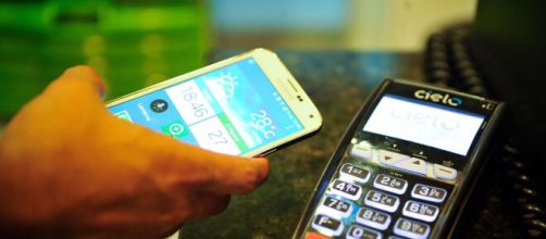 Aux&iacute;lio Emergencial agora poder&aacute; ser usado nas maquininhas. (Arquivo Blasting News)