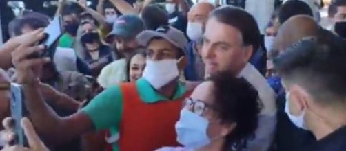 Bolsonaro descumpre medidas de quarentena novamente. (Reprodu&ccedil;&atilde;o)