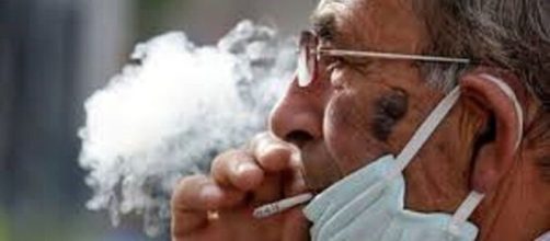 Fumar no protege del coronavirus.