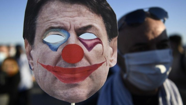 Fase 2. In 300 gli esercenti con le maschere di Conte pagliaccio: protesta a Napoli
