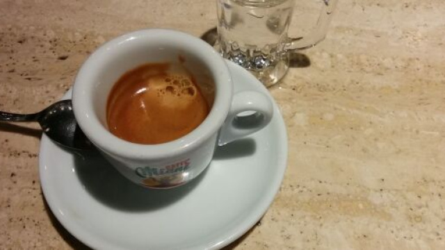 Napoli, barista serve caff&egrave; a due clienti da una finestra: titolare multato.
