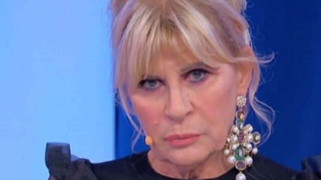 Uomini e Donne, una fan critica Gemma Galgani: 'Recita, un'anziana in cerca di visibilit&agrave;'.
