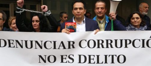 Roberto Mac&iacute;as (en el centro de la foto) sosteniendo una pancarta en una concentraci&oacute;n anti-corrupci&oacute;n