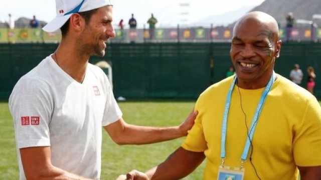 Novak Djokovic e Mike Tyson, stretta di mano tra due 'leggende'.