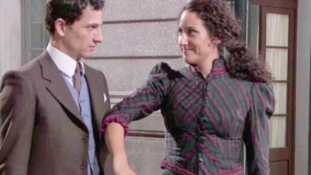 Una Vita, trame spagnole: Antonito propone a Lolita di scappare in America.