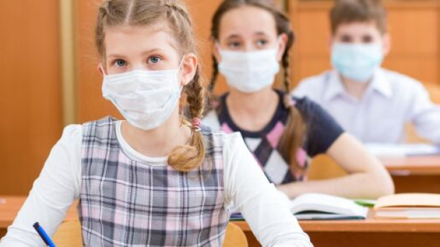 Francia: 70 nuovi casi di contagio nelle scuole.