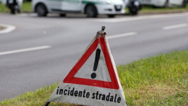 Brindisi, incidente sulla provinciale 82: donna 46enne perde il controllo dell'auto e finisce nelle campagne.