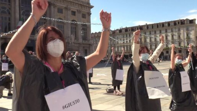 Gli infermieri hanno protestato a Torino perch&eacute; vogliono un riconoscimento per i sacrifici affrontati nell'emergenza coronavirus.
