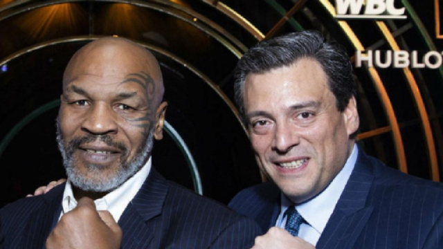 Mike Tyson insieme al presidente del WBC, Mauricio Sulaiman.