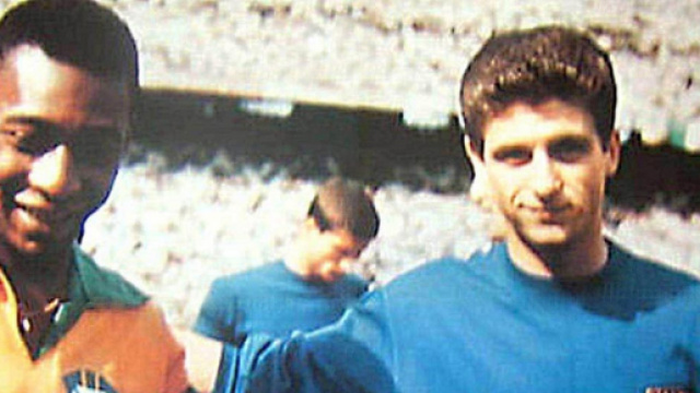 Pel&eacute; e Gianni Rivera prima dell'amichevole tra Italia e Brasile a San Siro nel 1963.