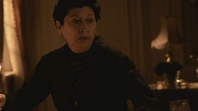 Una Vita, trame Spagna: Ursula si intrufola a casa di Genoveva in modo abusivo.