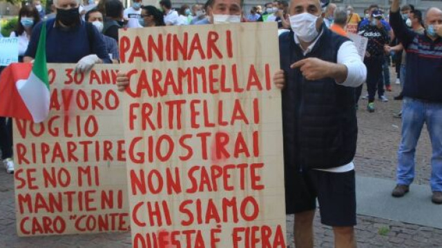 Venditori ambulanti protestano a Milano
