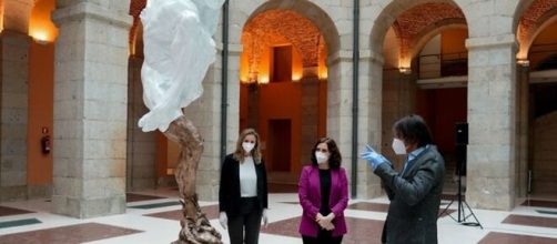 El escultor con la presidenta madrile&ntilde;a