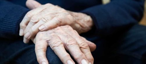 Homem de 82 anos &eacute; indiciado por homic&iacute;dio ap&oacute;s 'brincadeira sexual' terminar em morte. (Arquivo Blasting News)