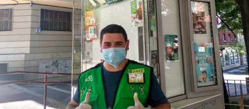 Vendedor de la ONCE vendiendo ilusi&oacute;n