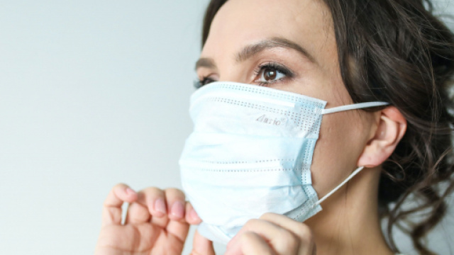 5 astuces pour ne pas avoir mal aux oreilles avec son masque. Credit : Pexels/Polina Tankilevitch