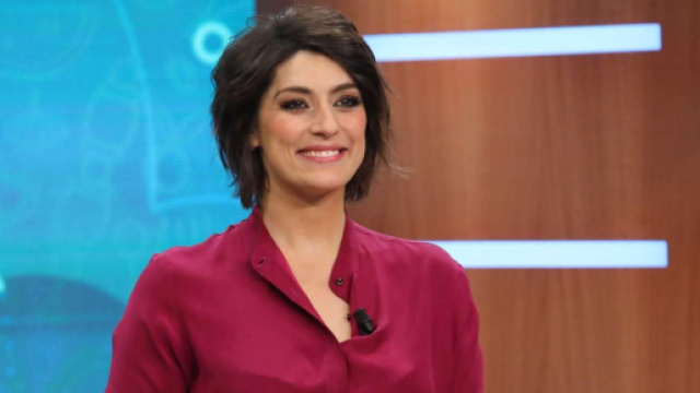 Elisa Isoardi fa una battuta sugli occhiali di Salvini.
