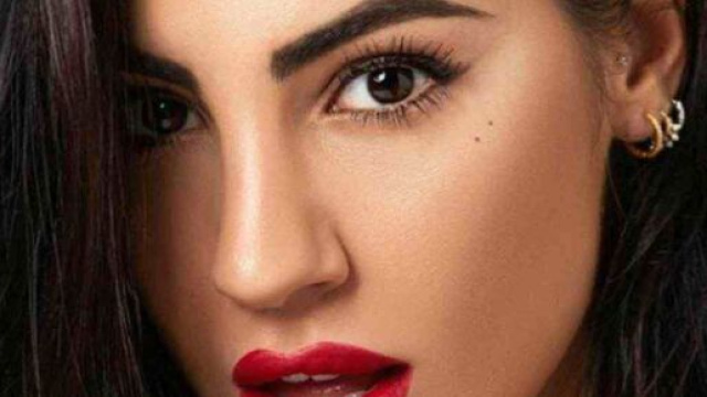 Giulia De Lellis dopo uno shooting fotografico ha sgrassato la cute con il sapone per i piatti.