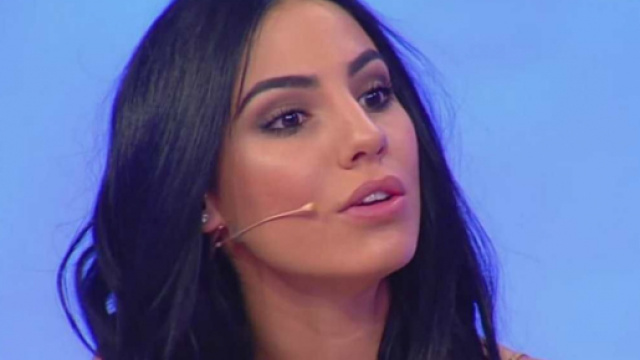 Giulia De Lellis sgrassa i capelli col detersivo.