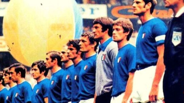 Gli azzurri schierati allo stadio Azteca prima dell'inizio della semifinale contro la Germania Ovest.