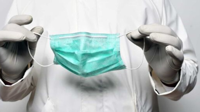 Il virus resta sulle mascherine fino a 4 giorni: gettare quelle monouso dopo l'utilizzo.