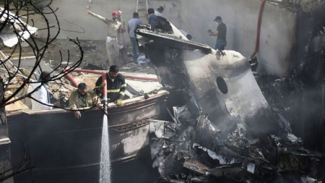 Incidente aereo in Pakistan: 97 morti e due superstiti