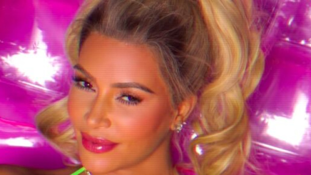 Kim Kardashian en blonde (source : capture Youtube @KKW)