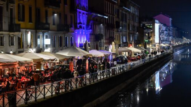 Milano, assembramenti nei pressi dei locali della movida nella serata di venerd&igrave; 22 maggio.