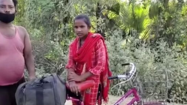 Ciclista quindicenne pedala per 1.200 km col padre sul sellino.