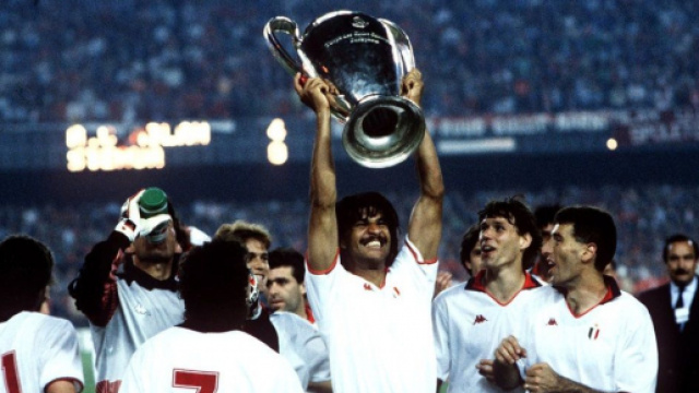 Ruud Gullit leva al cielo la Coppa dei Campioni vinta dal Milan nel 1989.