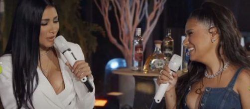 Decote de Simone abre e rouba a cena na live da dupla. (Reprodu&ccedil;&atilde;o/Youtube)