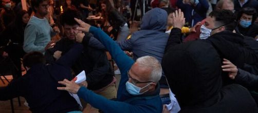 Im&aacute;genes de la pelea que hubo en la Plaza del Castillo (Pamplona) entre los abertzales y los ciudadanos de las terrazas