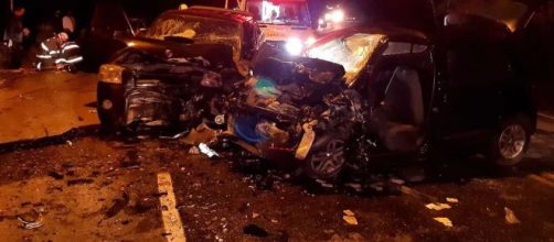 O carro entrou na pista contr&aacute;ria. (Divulga&ccedil;&atilde;o/Corpo de Bombeiros)