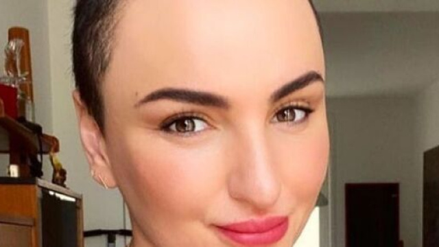 Arisa si mostra nuovamente senza parrucca.