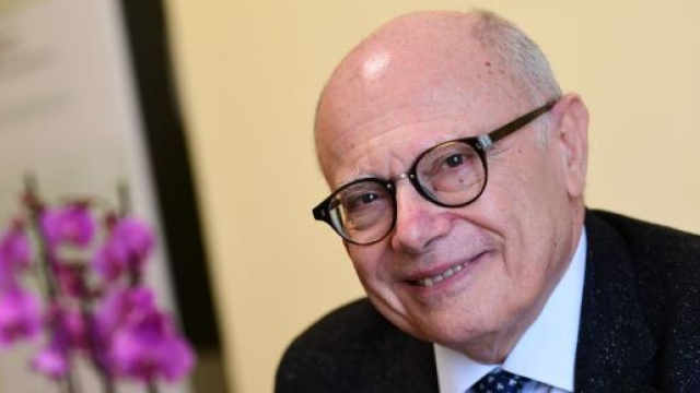 Massimo Galli a 'L'aria che Tira' ha spiegato che non possiamo dire che il virus sia depotenziato.