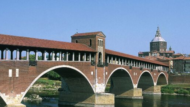 Pavia, giovane multato per un abbraccio a sorpresa alla sua fidanzata.