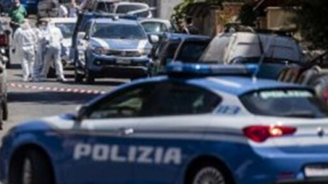 Personale della polizia scientifica al lavoro.