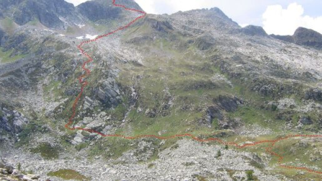 Brescia, incidente in montagna a Edolo: escursionista scivola sul sentiero e perde la vita.