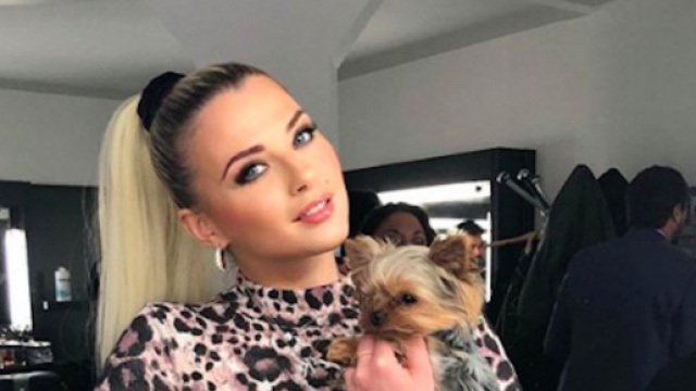 Kelly Vedovelli d&eacute;fend Raymond contre les critiques en recadrant un internaute. Credit : Instagram/kellyvedovelli