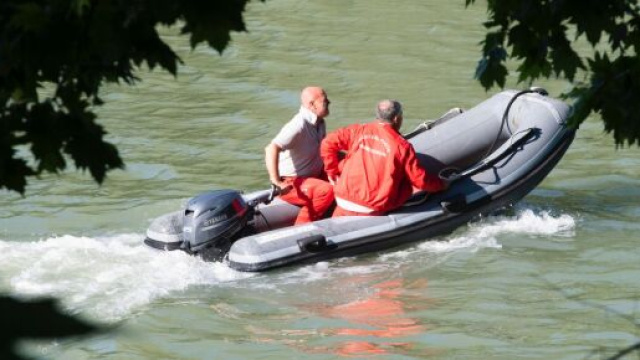 Roma, aereo nel Tevere: recuperato senza vita Daniele Papa, l'allievo 23enne era rimasto incastrato.