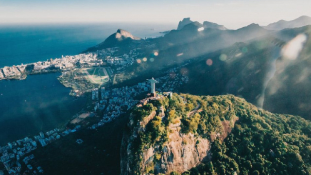 Le Br&eacute;sil est le deuxi&egrave;me pays le plus touch&eacute; au monde. Credit : Pexels/Matheus Bertelli