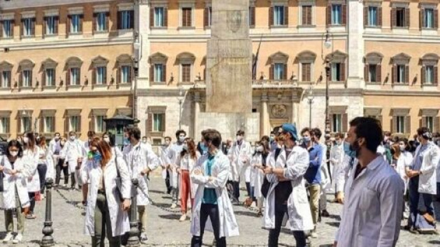 Protesta dei medici specializzandi a Roma.